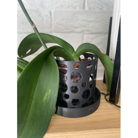 Pot by Corentin with integrated saucer
