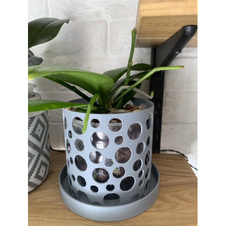 Pot by Corentin with integrated saucer